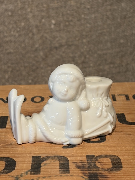 0430-0151 TOMTE SITTER MED SKIDOR, LJUSSTAKE 7 CM