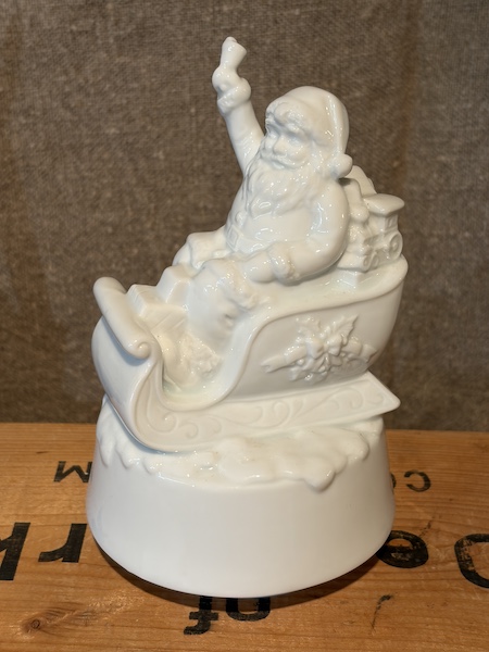 0430-1130 TOMTE I SLÄDE, SPELDOSA 17 CM