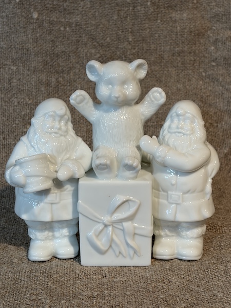 0430-2002 2 TOMTAR MED NALLE PÅ PAKET 13 CM