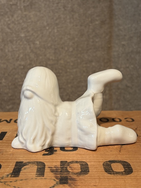 1309-3693-B TOMTE LIGGER PÅ MAGE, 10 CM