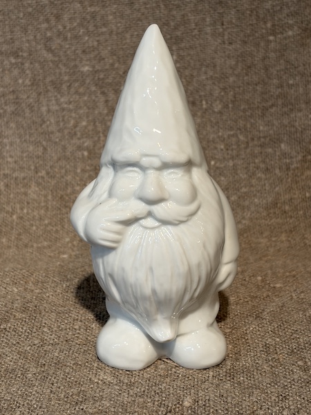 1309-3807-B TOMTE HÅLLER HAND I SKÄGGET, 15 CM