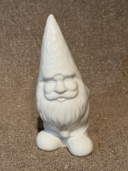 1309-3807-D TOMTE HÄNDERNA BAKOM RYGGEN, 15 CM